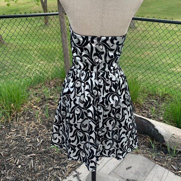 Vintage 90s LA Glo Silver Metallic Black Velvet Strapless Fit and Flare Dress - Picture 7 of 15